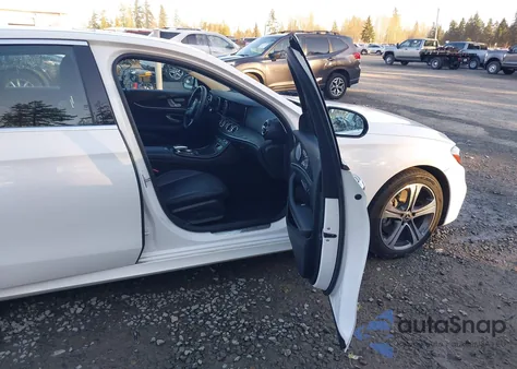 2018 Mercedes-Benz E 300 4Matic z USA, uszkodzony, nr VIN WDDZF4KB8JA393341